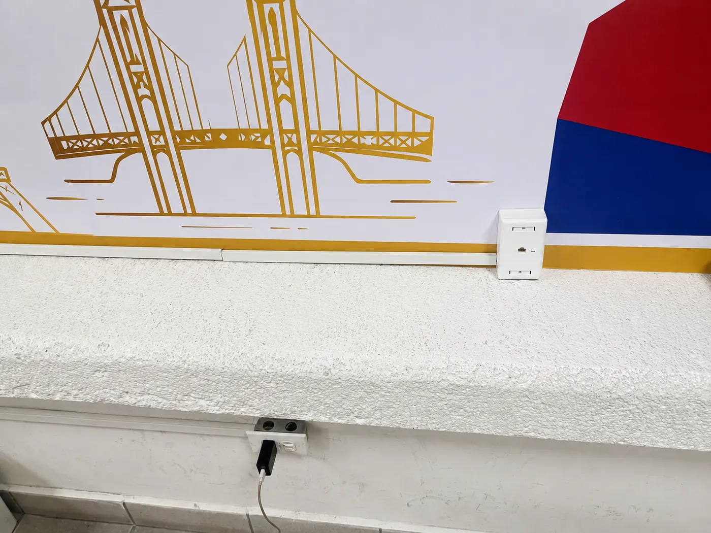 Instalación de canaleta con salida de red